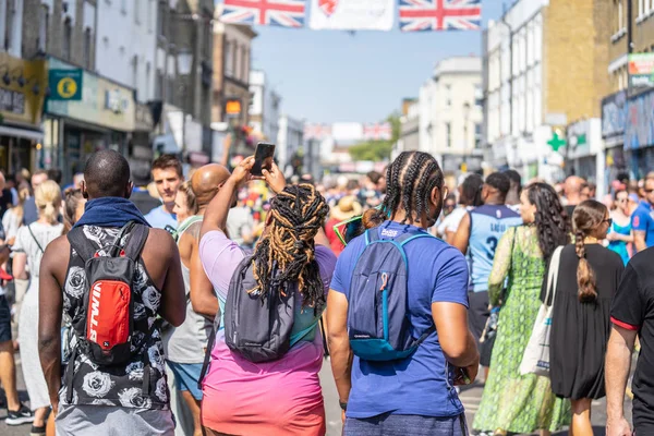 London, Storbritannien, 25 augusti 2019. karibisk färg kommer till West London som Notting Hill Carnival hamnar i full gång med hundratusentals gå med i Throng på huvudstäder gatorna — Stockfoto