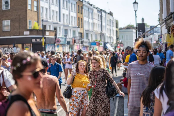 London, Storbritannien, 25 augusti 2019. karibisk färg kommer till West London som Notting Hill Carnival hamnar i full gång med hundratusentals gå med i Throng på huvudstäder gatorna — Stockfoto