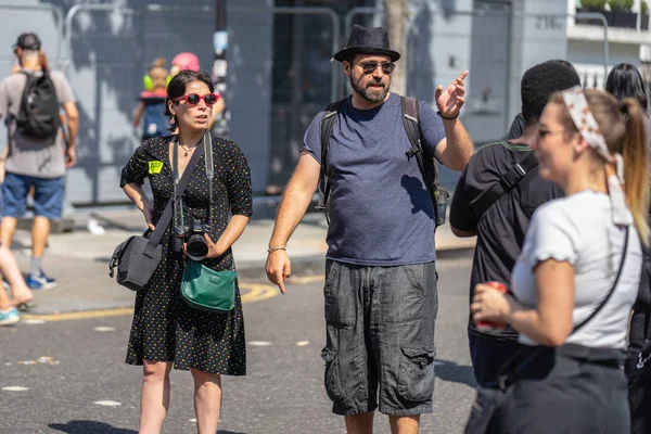 London, Storbritannien, 25 augusti 2019. karibisk färg kommer till West London som Notting Hill Carnival hamnar i full gång med hundratusentals gå med i Throng på huvudstäder gatorna — Stockfoto