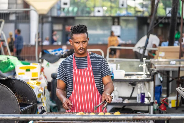 Londra, İngiltere ,25 Ağustos 2019.Notting Hill Karnavalı başkentsokaklarında ki kalabalığın arasına karışArak tüm hızıyla devam ederken, Karayipler rengi Londra'nın batısına geliyor