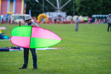 Bedford, Bedfordshire, İngiltere 2 Haziran 2019. Bedford uluslararası uçurtma festivali, uçurtma uçan bir adam