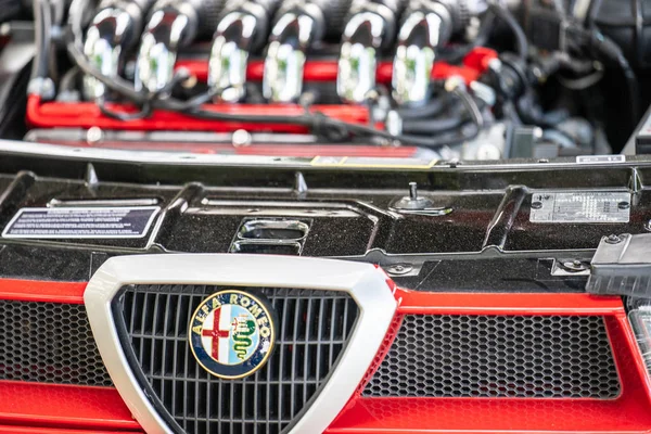 Bedford, Bedfordshire, UK June 2 2019.An Alfa Romeo V6 engine — Stock Photo, Image