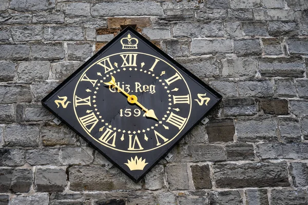 Castletown, isle of man, 15. Juni 2019. castle rushen clock ist ein bemerkenswertes Wahrzeichen in castletown, nachdem sie 1597 von Königin Elizabeth I. von England vorgestellt wurde. — Stockfoto
