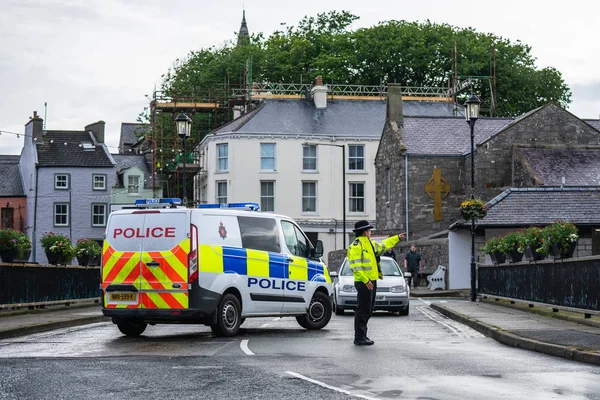 Castletown, Isla de Man, 16 de junio de 2019. Isla de Man policía woman.Police furgoneta estacionado, vista lateral — Foto de Stock