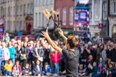 Edinburgh, İskoçya, 8 Ağustos 2019. Yangın performansı hokkabazlık, baton döndürme, poi iplik ve nesne manipülasyon diğer formları dayalı becerileri içerir