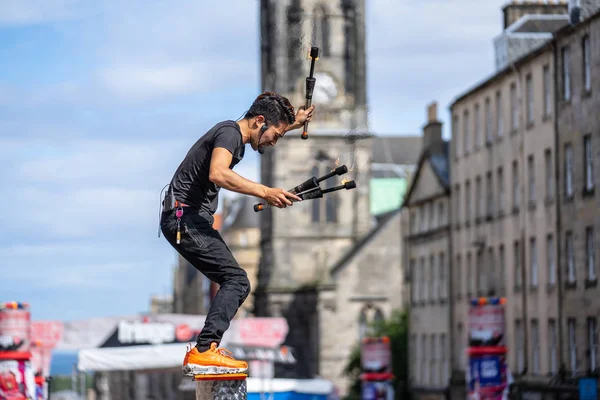 Edinburgh, schottland, 8. august 2019. feuerperformance beinhaltet fähigkeiten, die auf jonglage, schlagstockwirbeln, poi spinning und anderen formen der objektmanipulation beruhen — Stockfoto