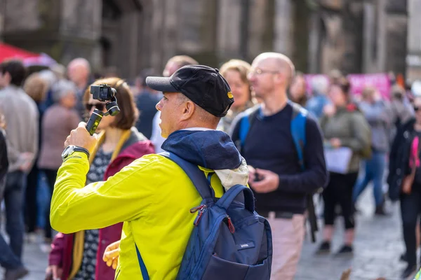 Единбург, Шотландія, 8 серпня 2019. Blogger зйомки відео, використовуючи сучасний простий набір обладнання для відеозйомки на смартфон — стокове фото