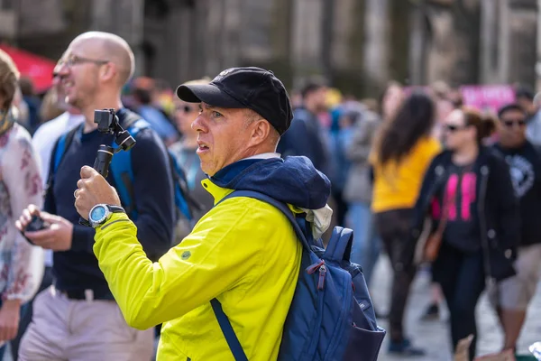 Edinburgh, Skottland, 8 augusti 2019. Blogger skytte video, med hjälp av modern enkel uppsättning av utrustning för video skytte på en smartphone — Stockfoto