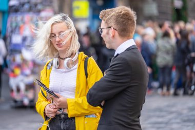 Edinburgh, İskoçya, 8 Ağustos 2019. Broşür dağıtıcıları veya Flyer Distribütörleri. Edinburgh Festivali Sınır Bilim, Edinburgh ya da Edinburgh Sınır Bilim Festivali olarak da bilinir.