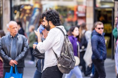 Edinburgh, İskoçya, 8 Ağustos 2019. Şehirde kahve içen yakışıklı adamın portresi