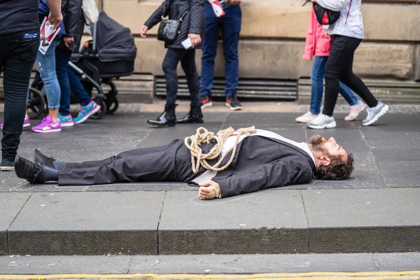 Edinburgh, Skottland, 8 augusti t h 2019. Edinburgh Festival Fringe. Street artist. — Stockfoto