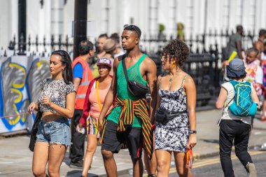 Londra, İngiltere ,25 Ağustos 2019.Notting Hill Karnavalı başkentsokaklarında ki kalabalığın arasına karışArak tüm hızıyla devam ederken, Karayipler rengi Londra'nın batısına geliyor