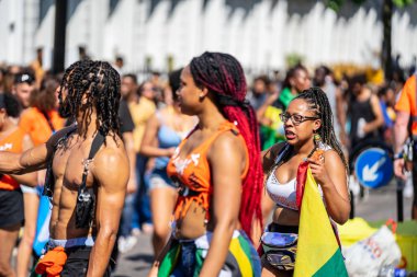 Londra, İngiltere ,25 Ağustos 2019.Notting Hill Karnavalı başkentsokaklarında ki kalabalığın arasına karışArak tüm hızıyla devam ederken, Karayipler rengi Londra'nın batısına geliyor