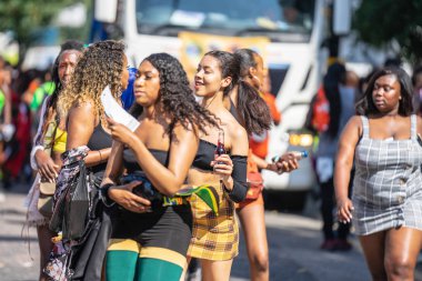 Londra, İngiltere ,25 Ağustos 2019.Notting Hill Karnavalı başkentsokaklarında ki kalabalığın arasına karışArak tüm hızıyla devam ederken, Karayipler rengi Londra'nın batısına geliyor