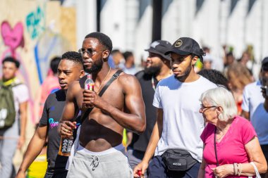 Londra, İngiltere ,25 Ağustos 2019.Notting Hill Karnavalı başkentsokaklarında ki kalabalığın arasına karışArak tüm hızıyla devam ederken, Karayipler rengi Londra'nın batısına geliyor