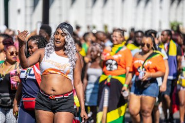 Londra, İngiltere ,25 Ağustos 2019.Notting Hill Karnavalı başkentsokaklarında ki kalabalığın arasına karışArak tüm hızıyla devam ederken, Karayipler rengi Londra'nın batısına geliyor