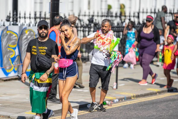 Londres, Reino Unido, 25 de agosto de 2019.El color caribeño llega al oeste de Londres mientras Notting Hill Carnival se pone en pleno apogeo con cientos de miles uniéndose a la multitud en las calles de las capitales — Foto de Stock