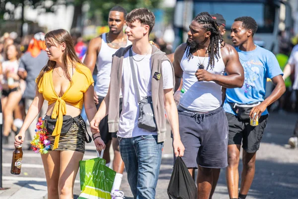 London, Storbritannien, 25 augusti 2019. karibisk färg kommer till West London som Notting Hill Carnival hamnar i full gång med hundratusentals gå med i Throng på huvudstäder gatorna — Stockfoto