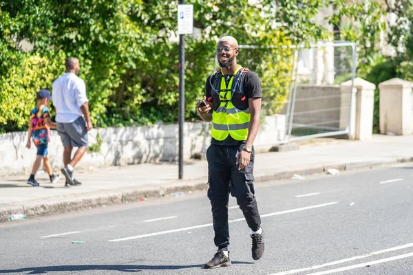 London, Egyesült Királyság, augusztus 25, 2019. Caribbean színes érkezik Nyugat-Londonban, mint Notting Hill Carnival kerül a teljes swing, több százezer csatlakozik a tömeg a főváros utcáin — Stock Fotó