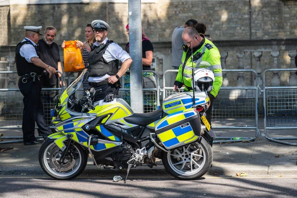 Londres, Reino Unido, 25 de agosto de 2019. Notting hill carnival.Polícia Metropolitana patrulha. Polícia de moto — Fotografia de Stock