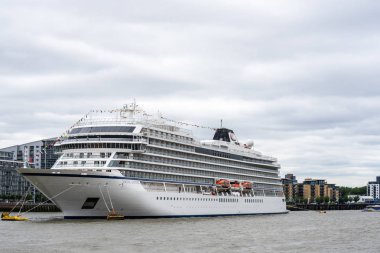 Londra, İngiltere, 14 Temmuz 2019. Viking Cruise Line'a ait Viking Jüpiter yolcu gemisi Greenwich'e demirledi.