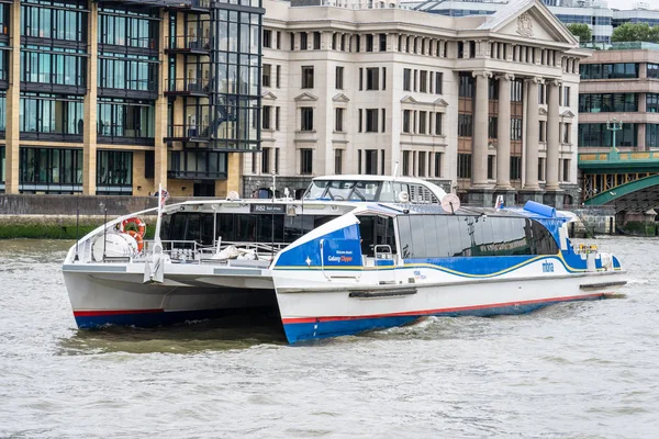 Λονδίνο, Ηνωμένο Βασίλειο, 28 Ιουλίου 2019. Μια κρουαζιέρα στον ποταμό Τάμεση είναι χωρίς αμφιβολία ένας από τους καλύτερους τρόπους για να δείτε το Λονδίνο, meandering μέσα από την καρδιά της πόλης, παρελθόν τόσα πολλά από τα πιο διάσημα αξιοθέατα της — Φωτογραφία Αρχείου