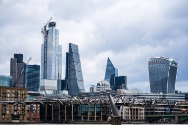 Millennium resmen Londra Millennium yaya köprüsü bilinen, Londra'da Thames nehri geçerken, City of London Bankside bağlama yayalar için çelik bir asma köprü köprüdür