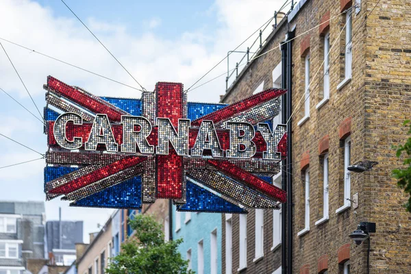 London, Uk, 14 липня 2019. Карнабі-стріт (англ. Carnaby Street) - пішохідна торгова вулиця в Сохо, місто Вестмінстер, Центральний Лондон. — стокове фото