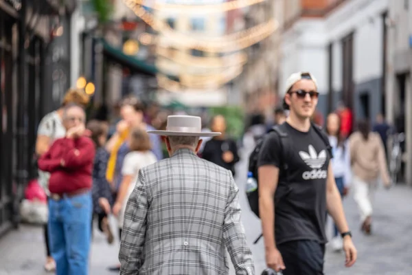 Лондон, Велика Британія, 14 липня 2019 року. Люди купують на переповненій вулиці Лондона. Вибрана увага — стокове фото