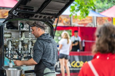 Londra, İngiltere, 14 Temmuz 2019. İnsanlar Londra caddesinde alışveriş yapıyor. Seçili odak.