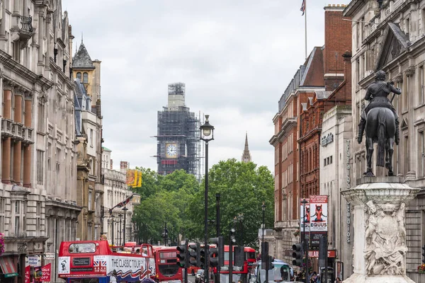 Лондон, Велика Британія, 14 липня 2019 року. Люди купують на переповненій вулиці Лондона. Вибрана увага. — стокове фото
