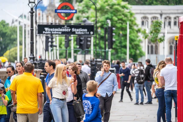 Лондон, Велика Британія, 14 липня 2019 року. Люди купують на переповненій вулиці Лондона. Вибрана увага. — стокове фото