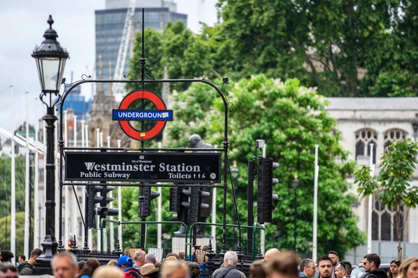 Лондон, Велика Британія, 14 липня 2019 року. Люди купують на переповненій вулиці Лондона. Вибрана увага. — стокове фото