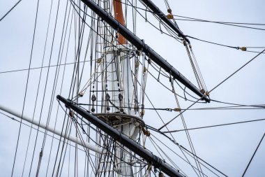 Cutty Sark bir İngiliz kırpıcı gemisi. 1869 'da İskoçya, Leven Nehri' nde Jock Willis Nakliye Hattı için inşa edildi..