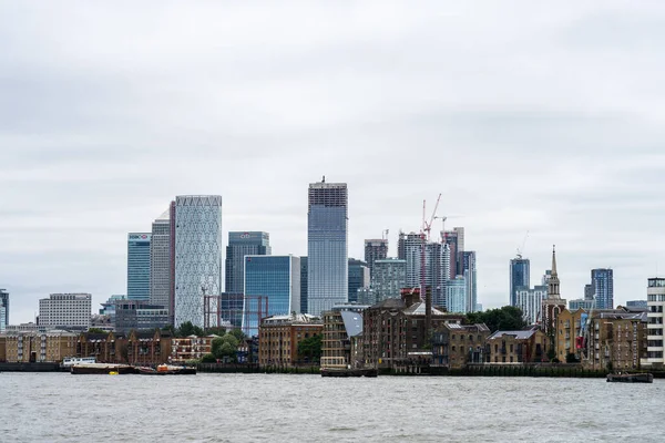 Londyn, Wielka Brytania, 28 lipca 2019. Canary Wharf to osiedle komercyjne na północnym boku wyspy psów w Londynie, w londyńskiej dzielnicy Tower Hamlets. — Zdjęcie stockowe