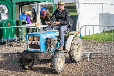 Eski Warden, Bedfordshire, Uk, 6 Ekim 2019. Ford 1200 traktörü. Shuttleworth 'da Yarış Günü.