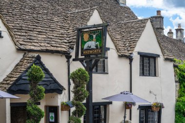 Castle Combe, Wiltshire 'da Cotswolds bölgesinde bulunan bir köy ve sivil cemaattir. İngiltere, İngiltere, 11 Temmuz 2020
