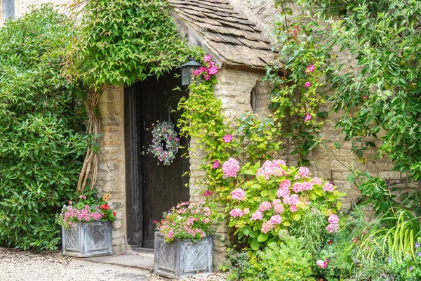 Castle Combe, Wiltshire 'da Cotswolds bölgesinde bulunan bir köy ve sivil cemaattir. İngiltere, İngiltere, 11 Temmuz 2020