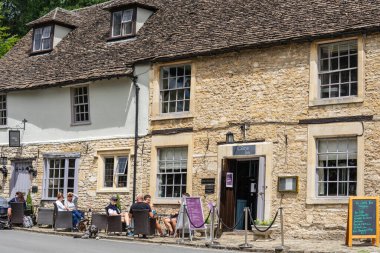 Castle Combe, Wiltshire 'da Cotswolds bölgesinde bulunan bir köy ve sivil cemaattir. İngiltere, İngiltere, 11 Temmuz 2020