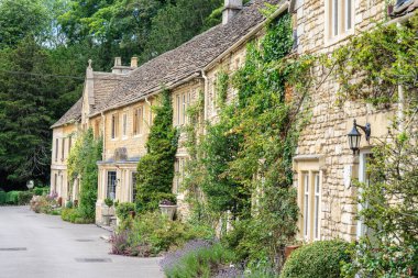 Castle Combe, Wiltshire 'da Cotswolds bölgesinde bulunan bir köy ve sivil cemaattir. İngiltere, İngiltere, 11 Temmuz 2020