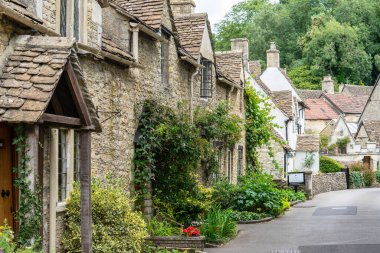 Castle Combe, Wiltshire 'da Cotswolds bölgesinde bulunan bir köy ve sivil cemaattir. İngiltere, İngiltere, 11 Temmuz 2020