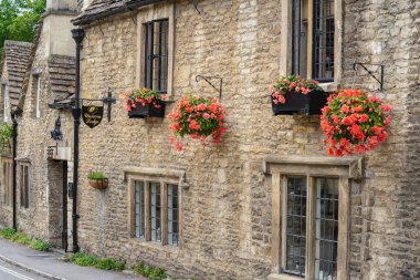 Castle Combe, Wiltshire 'da Cotswolds bölgesinde bulunan bir köy ve sivil cemaattir. İngiltere, İngiltere, 11 Temmuz 2020