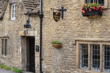 Castle Combe, Wiltshire 'da Cotswolds bölgesinde bulunan bir köy ve sivil cemaattir. İngiltere, İngiltere, 11 Temmuz 2020