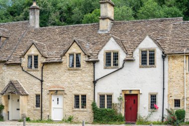 Castle Combe, Wiltshire 'da Cotswolds bölgesinde bulunan bir köy ve sivil cemaattir. İngiltere, İngiltere, 11 Temmuz 2020