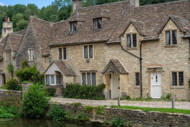 Castle Combe, Wiltshire 'da Cotswolds bölgesinde bulunan bir köy ve sivil cemaattir. İngiltere, İngiltere, 11 Temmuz 2020