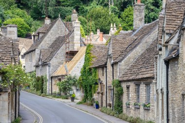 Castle Combe, Wiltshire 'da Cotswolds bölgesinde bulunan bir köy ve sivil cemaattir. İngiltere, İngiltere, 11 Temmuz 2020