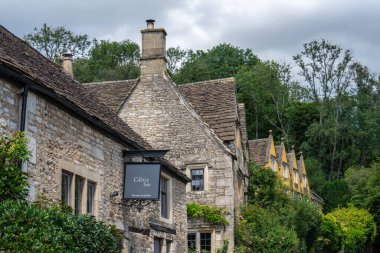 Castle Combe, Wiltshire 'da Cotswolds bölgesinde bulunan bir köy ve sivil cemaattir. İngiltere, İngiltere, 11 Temmuz 2020