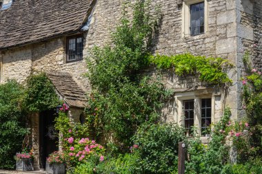 Castle Combe, Wiltshire 'da Cotswolds bölgesinde bulunan bir köy ve sivil cemaattir. İngiltere, İngiltere, 11 Temmuz 2020