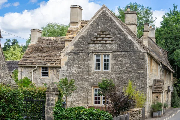 Castle Combe, Wiltshire 'da Cotswolds bölgesinde bulunan bir köy ve sivil cemaattir. İngiltere, İngiltere, 11 Temmuz 2020