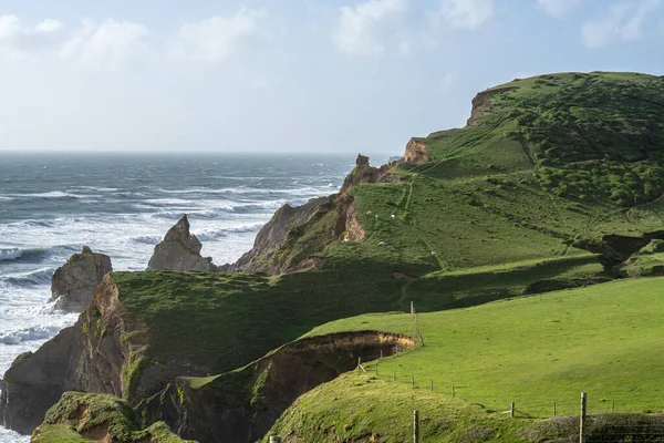 Sandymouth on ranta kolme mailia pohjoiseen Bude Cornwall, Englanti, Yhdistynyt kuningaskunta — kuvapankkivalokuva